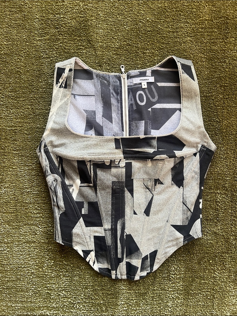 Miaou Abstract Print Sleeveless Crop Top in Black and Gray